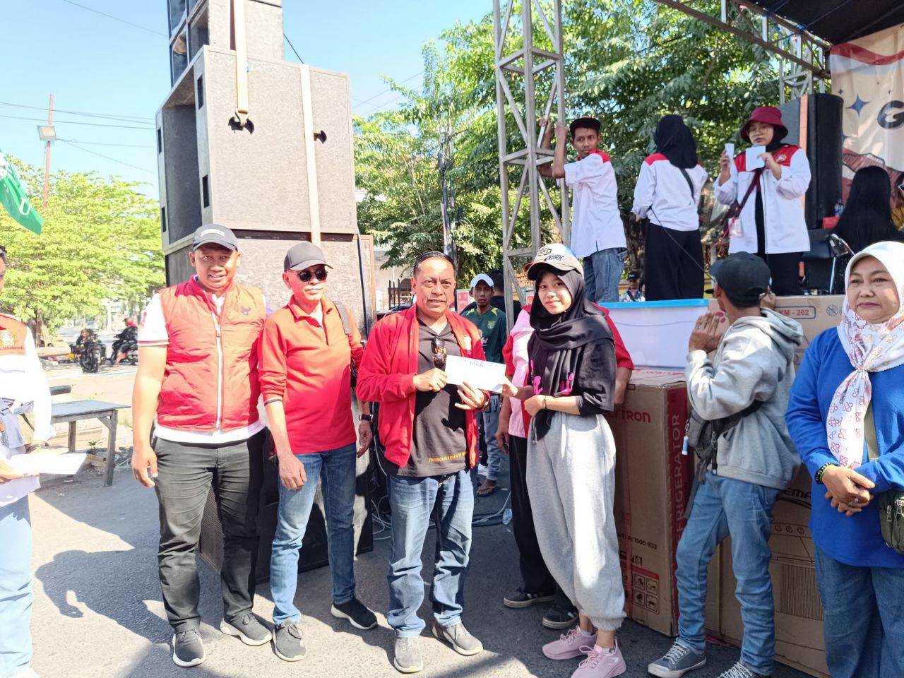 Jalan Sehat di Gebang Putih, Anas Kenalkan Capres Ganjar Pranowo dan Caleg PDI Perjuangan