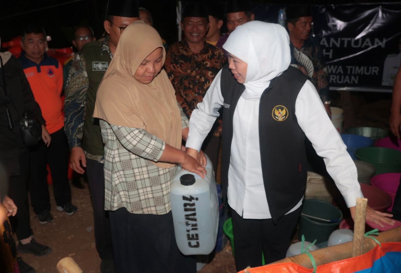 Kekeringan di Desa Pasrepan Pasuruan, Gubernur Khofifah  Distribusikan 10 Ribu Liter Air Bersih