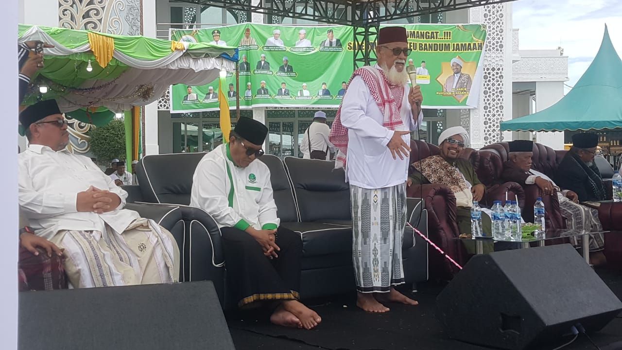 Waled NU Samalanga sedang memberikan tauziah duduk disampingnya Pj Bupati pidie Wahyudi Adi Siswanto saat Haul Sirul Mubtadin Aceh Ke-15