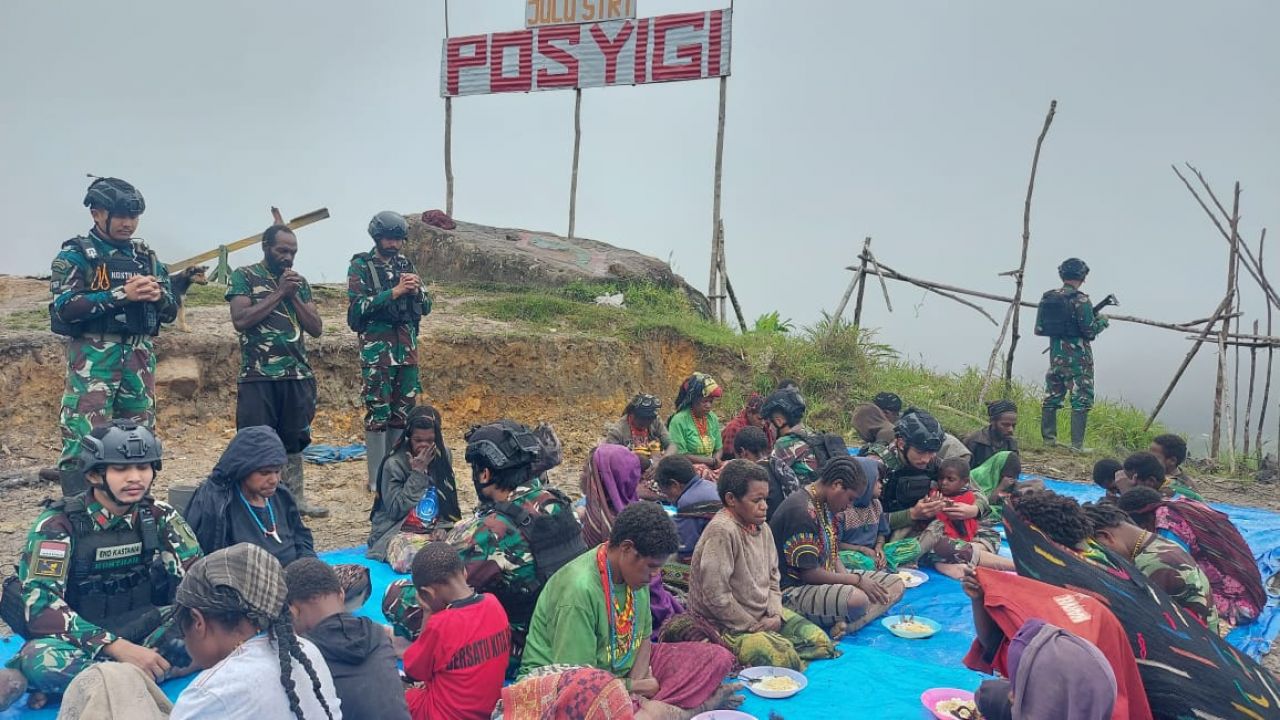 Meriahnya Masyarakat Distrik Yigi Saat Makan Bersama Prajurit Julu Siri