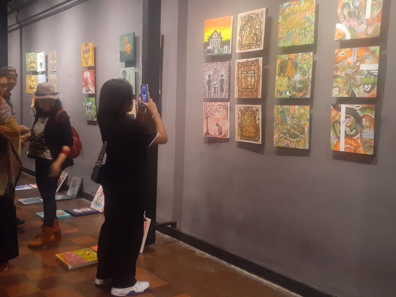 Gedung Galeri Surabaya, Pamerkan 150 Lukisan Berukuran 30x30 Cm