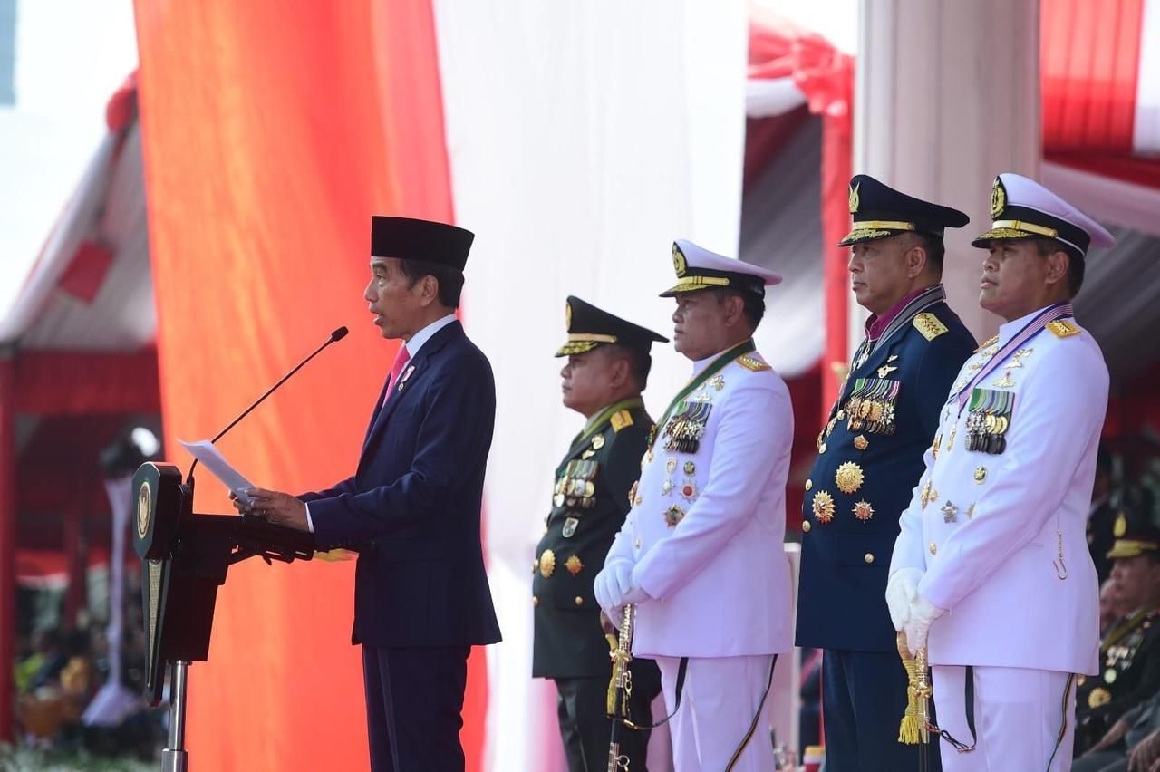 Pimpim Upacara HUT TNI ke-78, Jokowi Anugerahkan Tanda Kehormatan Bintang Yuda Dharma Pratama