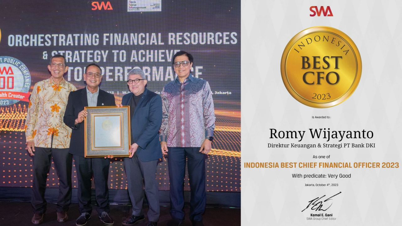 Direktur Keuangan & Strategi Bank DKI, Romy Wijayanto saat menerima Indonesia Best CFO 2023
