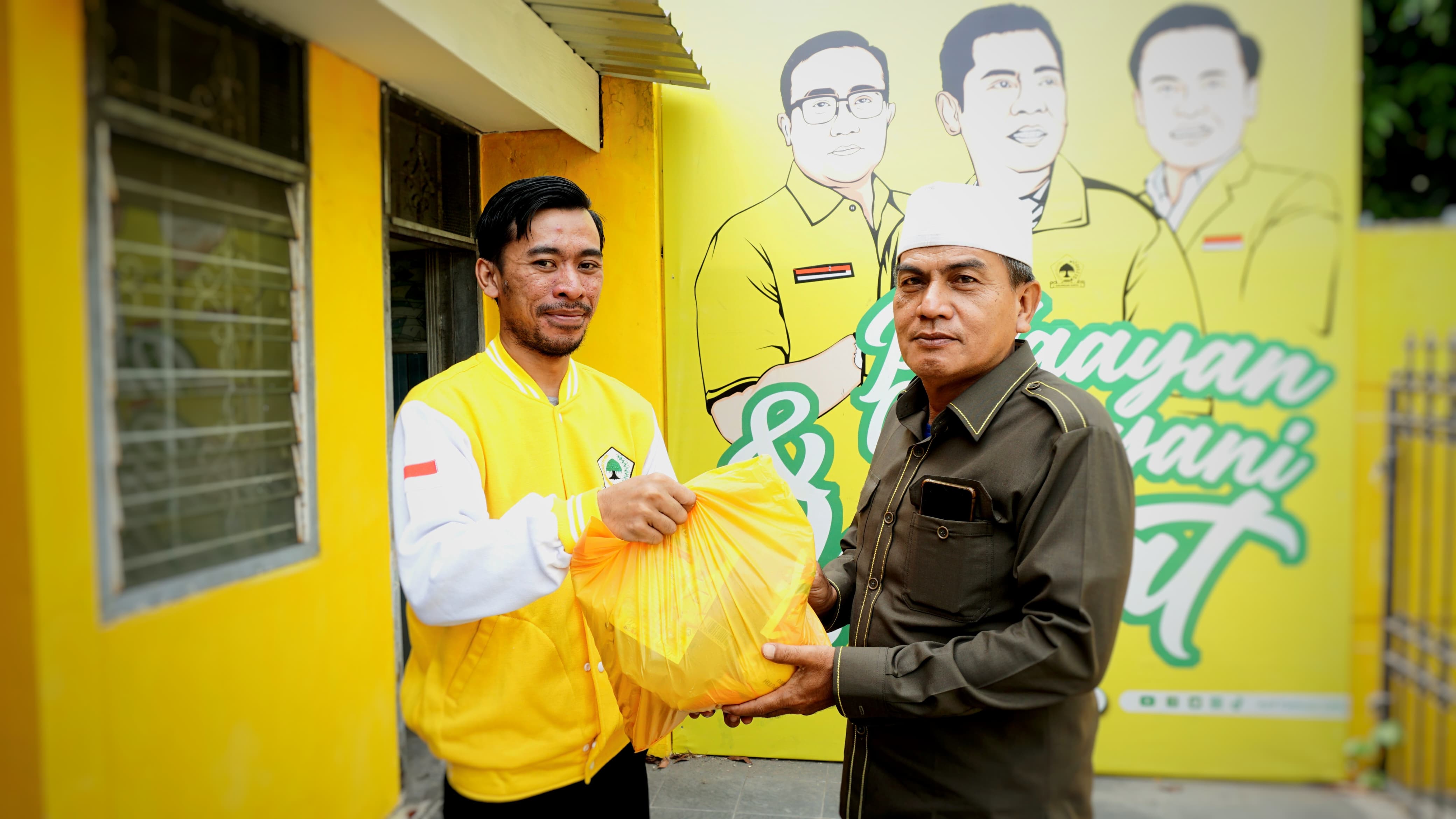 Bahan Pokok Naik, Golkar Surabaya Bagikan Ribuan Paket Sembako