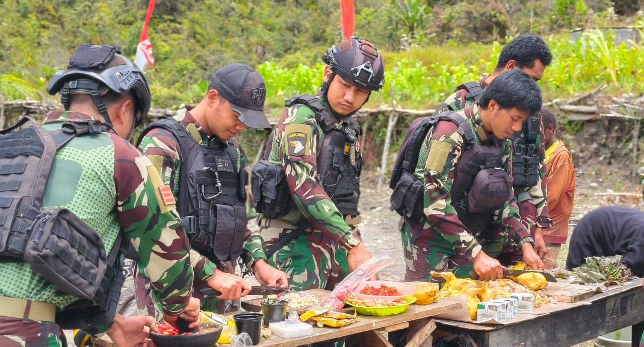 Cegah Stunting Satgas YPR 433/JS Sajikan Makanan Sehat untuk Warga Distrik Dal