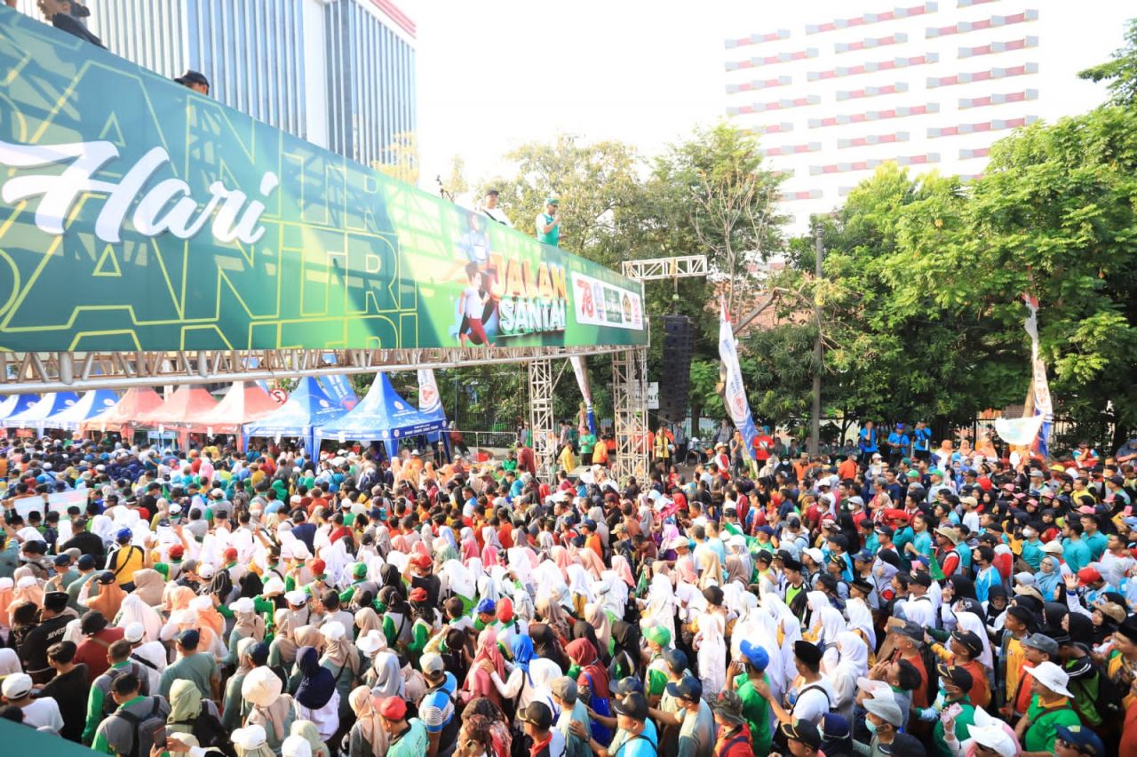 Lepas Jutaan Peserta Jalan Sehat Hari Santri Nasional, Gus Yahya: Jihad Santri, Jayakan Negeri