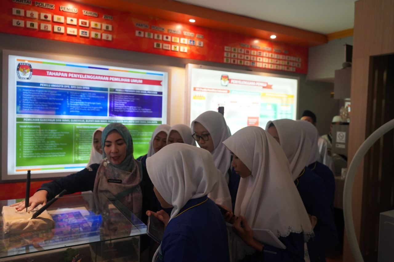 Kunjungi KPU Jatim, SMK Technopreneurship Muslimah Tuban Belajar Kepemiluan