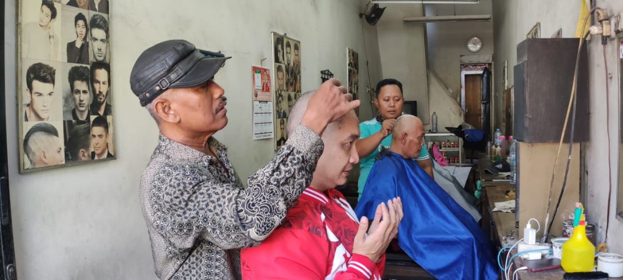 Kader PSI Surabaya Aksi Cukur Gundul,  Penuhi Nazar Dukung Prabowo-Gibran