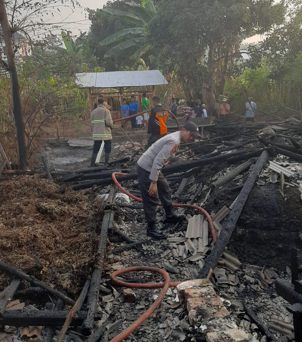 Petugas Damkar saat memadamkan api dan pembasahan di lokasi kejadian, Sabtu (30/09/2023) ZR