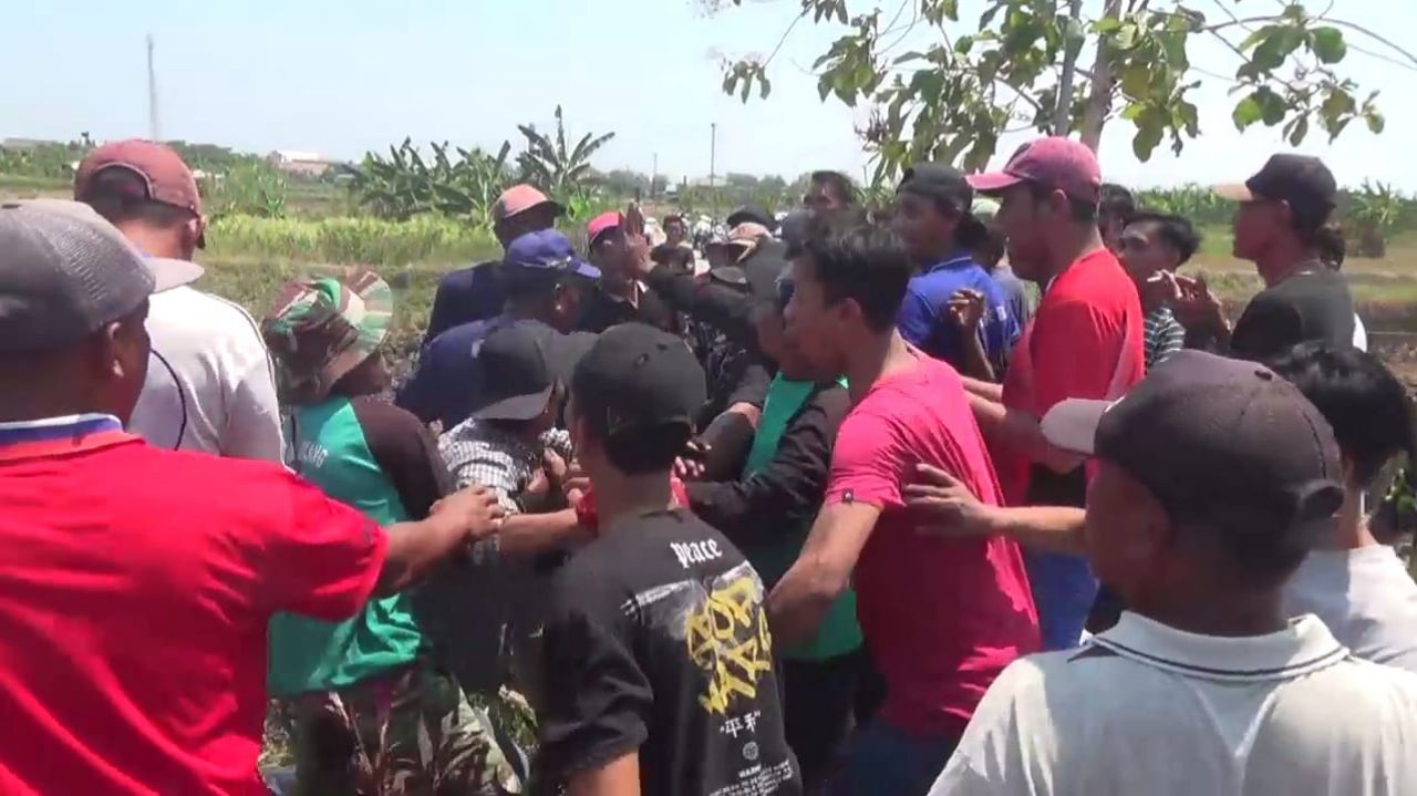 Warga Tunjungmekar Lamongan Demo Tolak Pengurukan Makam