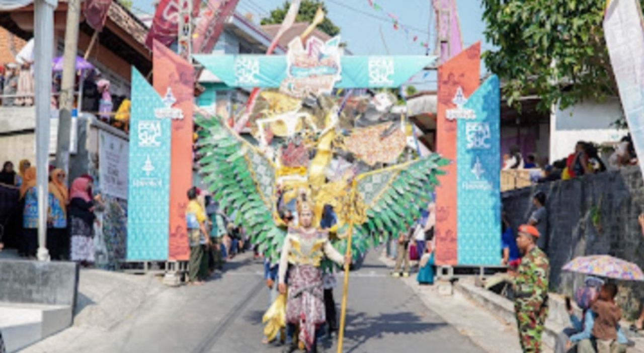 Lewat Sendangagung Batik Carnival, Paciran Pamerkan Potensi Lokal untuk Persembahan Global