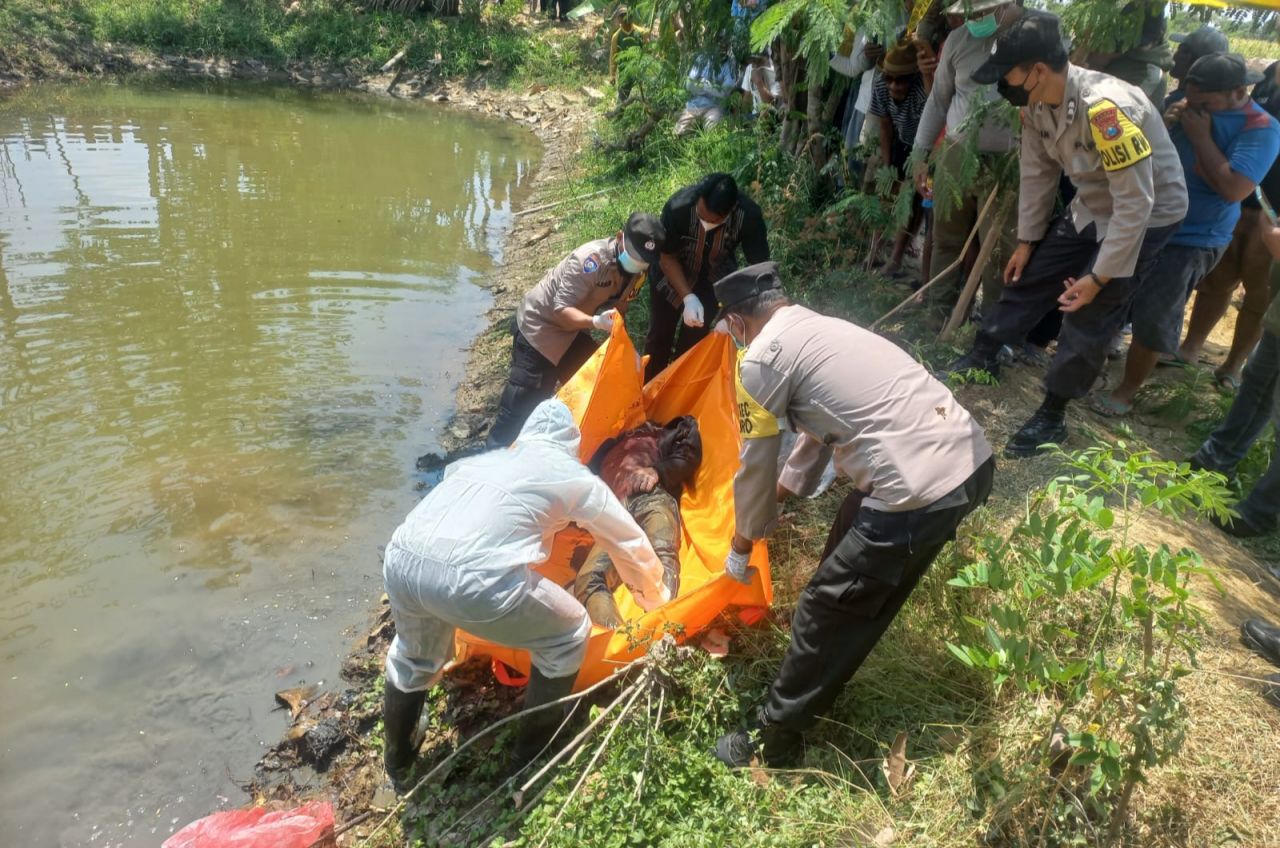 Warga Solokuro Lamongan Temukan Jasad Seorang Laki- Laki Mengapung di Empang