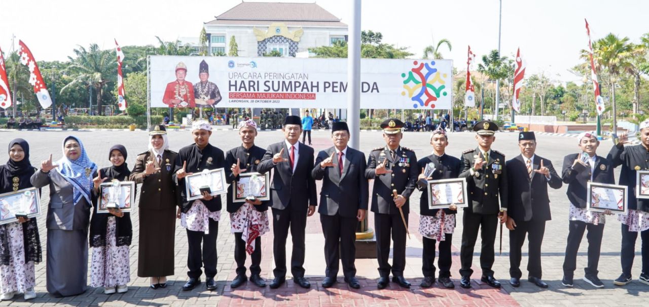 Para pemuda berprestasi yang mendapat apresiasi dari Bupati Lamongan usai upacara Hari Sumpah Pemuda di Alun-alun, Sabtu (28/10/2023)