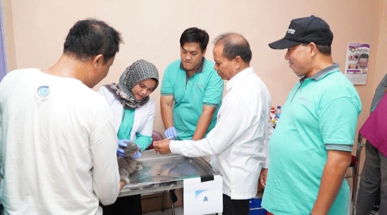 Momen WRD, DPKH Lamongan Beri Vaksin Rabies Dan Pemeriksaan Kesehatan Hewan Peliharaan Gratis
