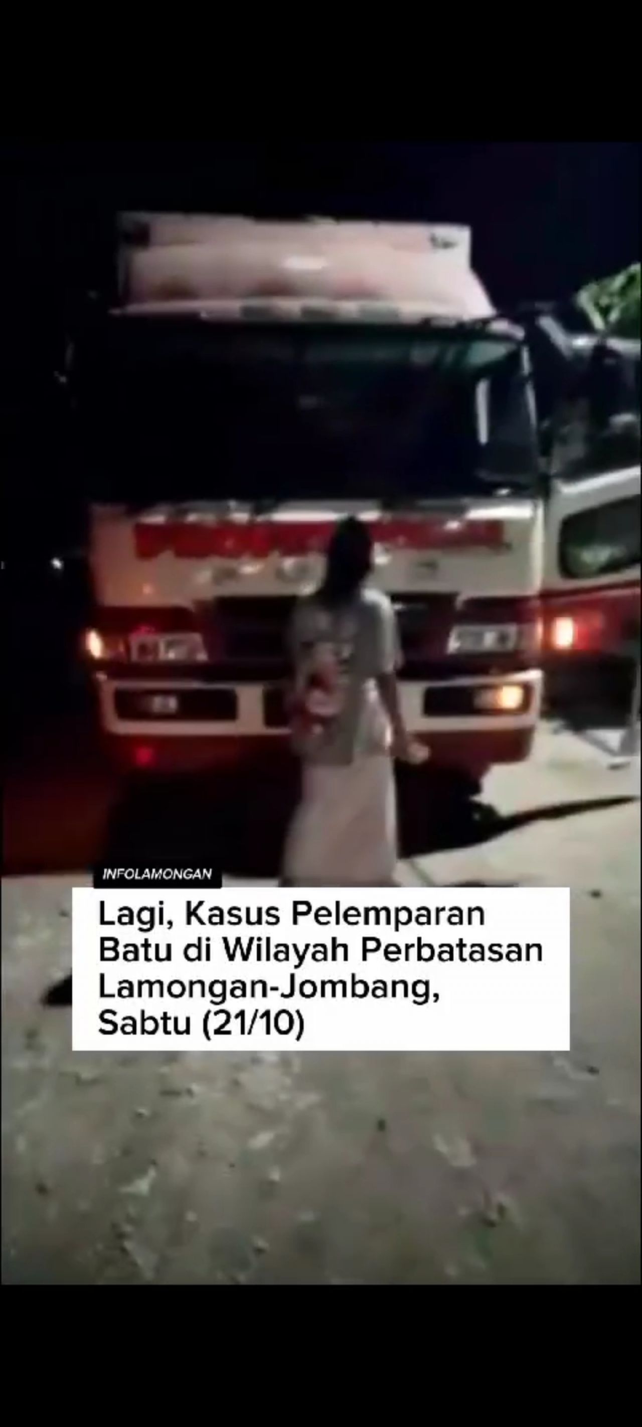 Truk yang jadi korban insiden pelemparan batu oleh orang tidak bertanggungjawab di poros jalan Provinsi perbatasan Ngimbang - Jombang. Istimewa screenshot