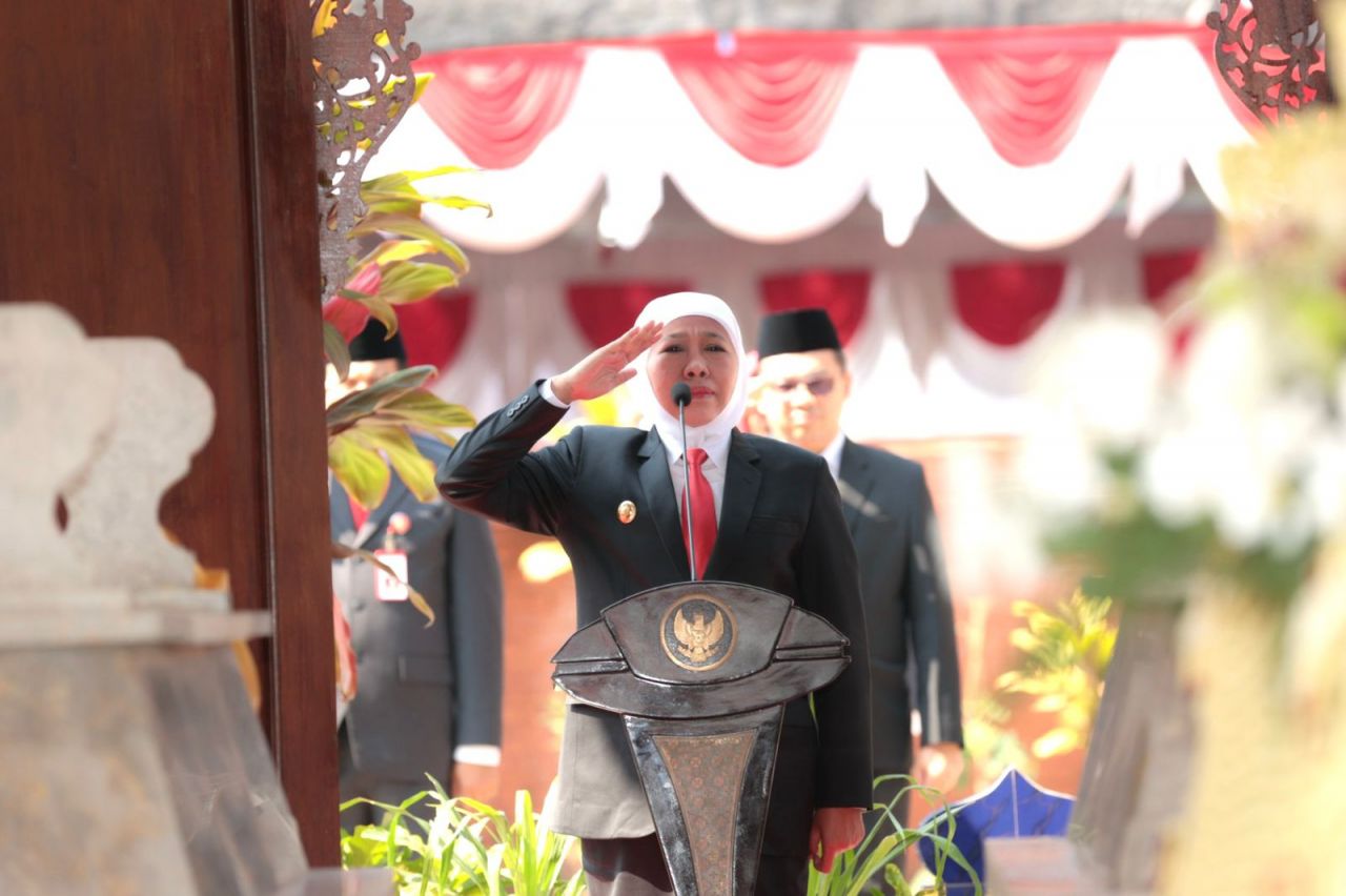 Khofifah Ziarah Makam Gubernur Soerjo