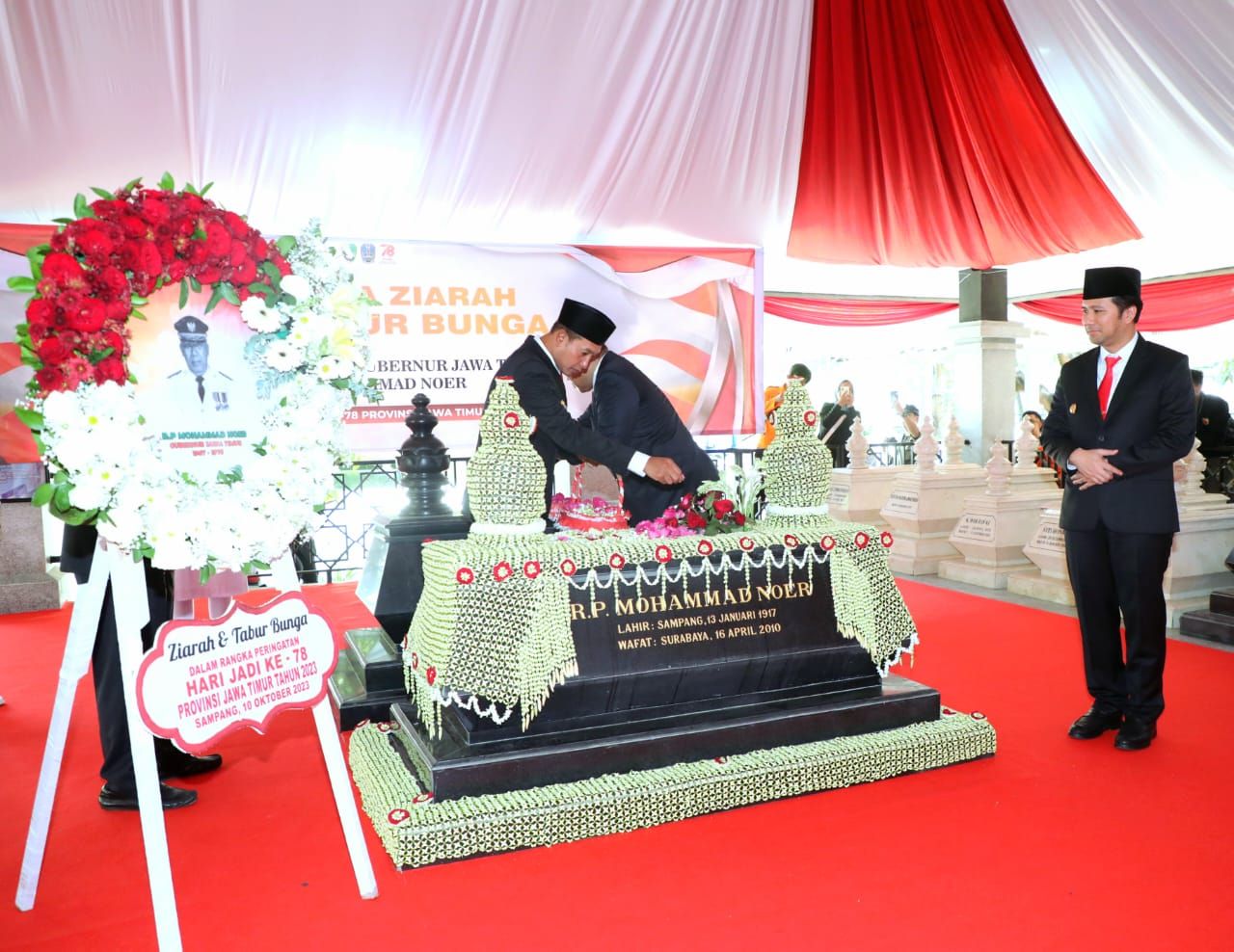 Emil Dardak Ziarah Makam Gubernur M Noer Di Sampang