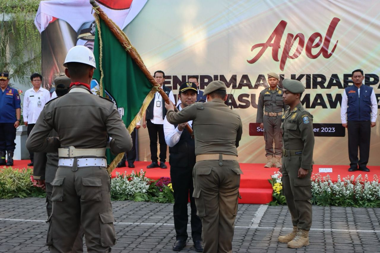 Pataka Jer Basuki Mawa Beya tiba disambut Wakil Gubernur Jawa Timur.