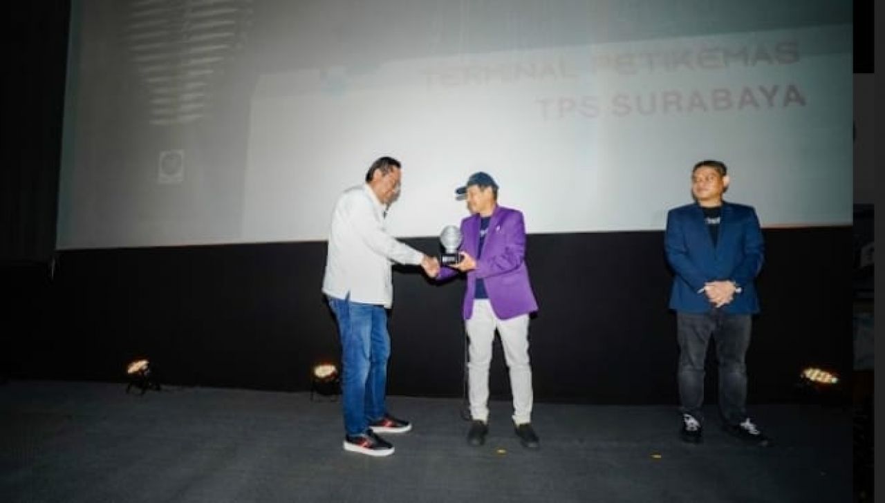 Terminal Petikemas Surabaya Raih Penghargaan Marketeers Editor Choice Award 2023