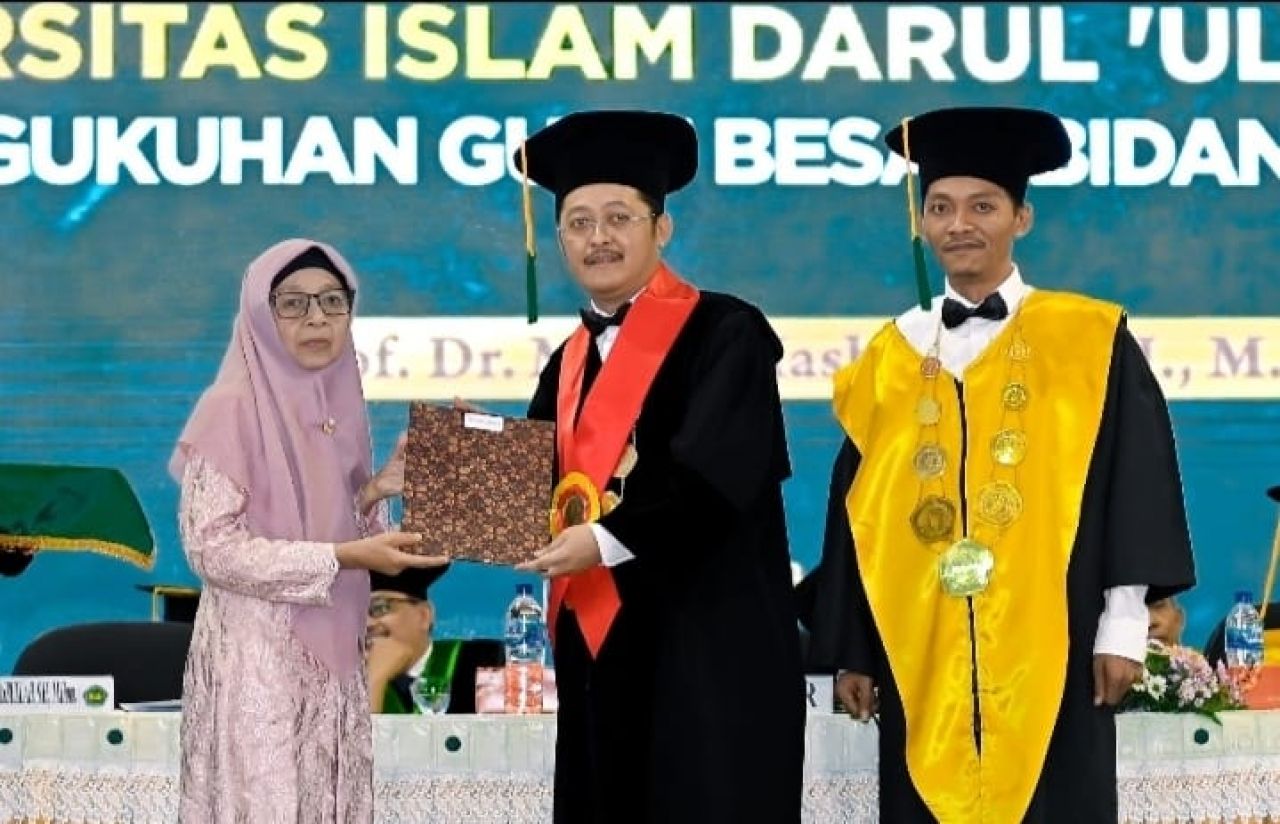 Ketua KPPU Dikukuhkan Sebagai Profesor Bidang Ilmu Hukum Pada Universitas Darul Ulum Lamongan