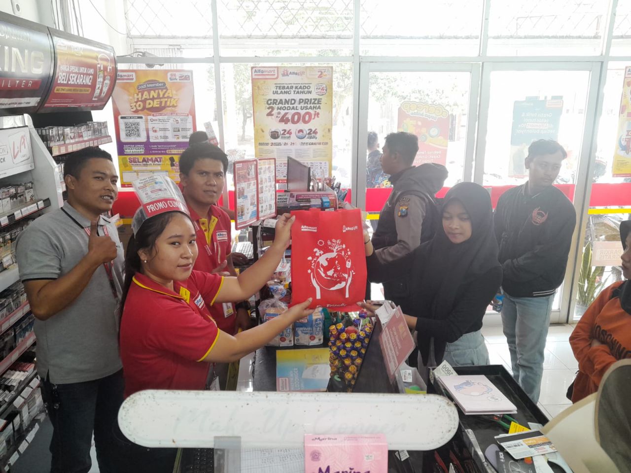 Dukung Perda Larangan Penggunaan Kantong Kresek, Alfamart bagikan Tas Go Green Gratis