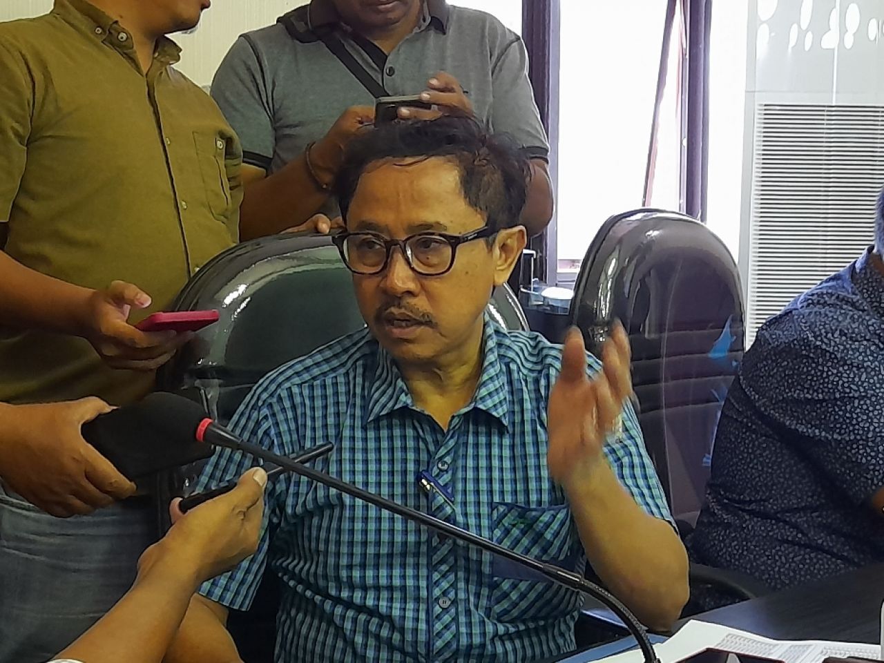 Sejak 2012 Tujuh Tiang Listrik di Kalilom Tegak di Tengah Jalan, Komisi C Minta Tuntas Dua Hari