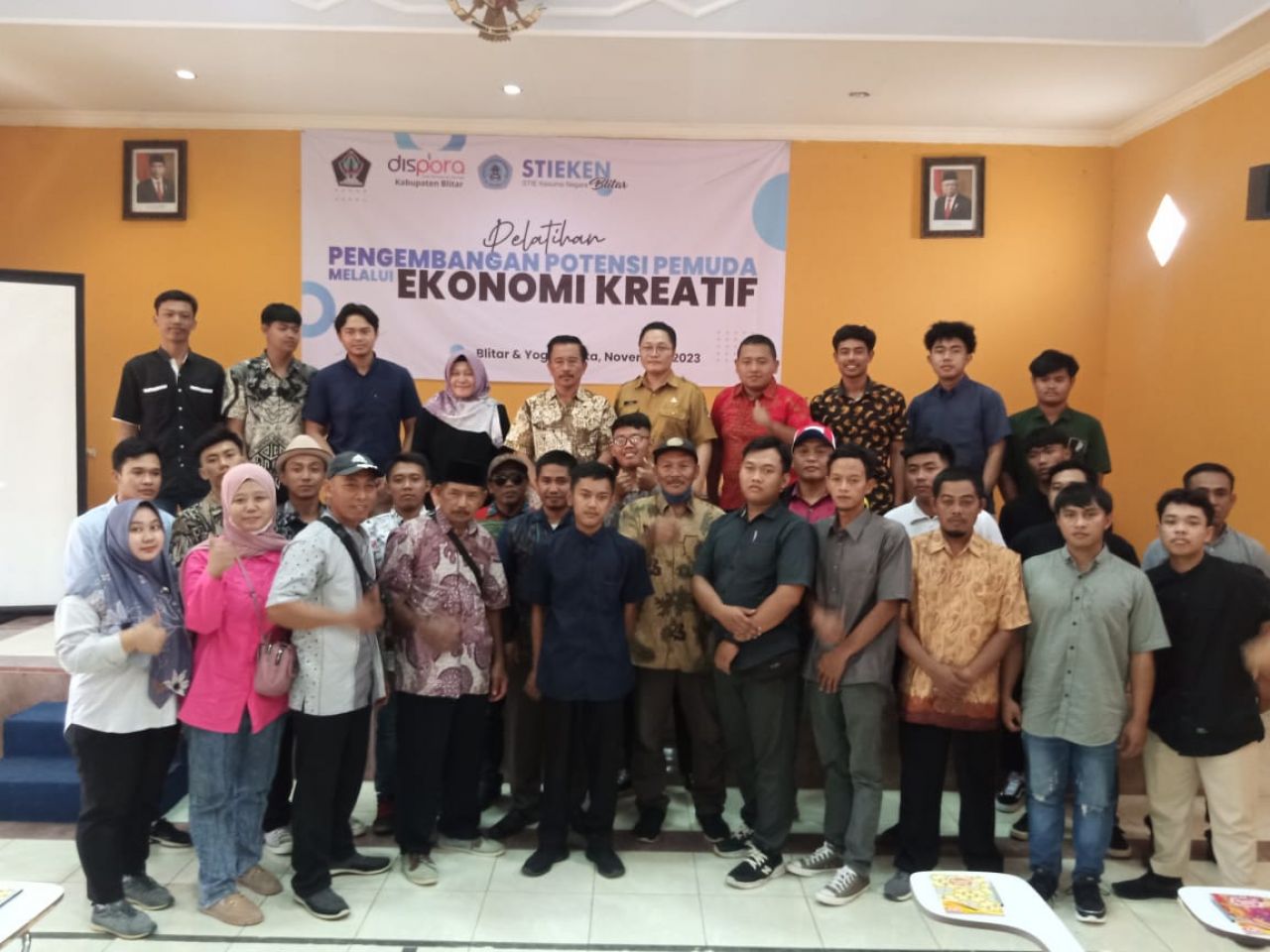 Pelatihan pengembangan potensi pemuda melalui ekonomi kreatif yang diselenggarakan Dinas Kepemudaan dan Olah Raga Kabupaten Blitar di Gedung Stieken Kota Blitar, Senin (20/11/2023).