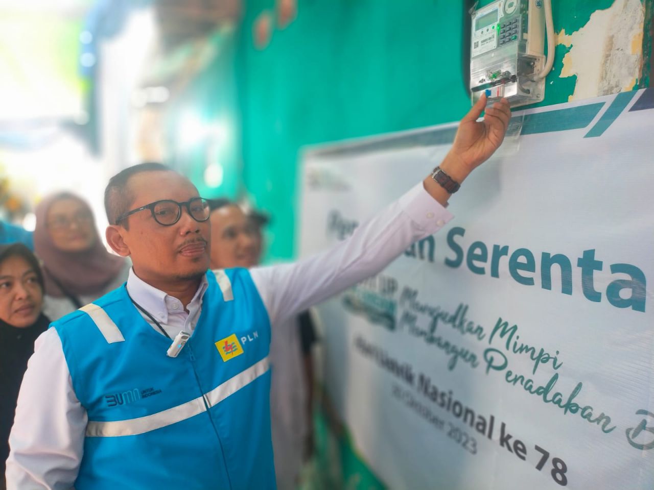 PLN Galang Donasi Pegawai Sambungkan Listrik Bagi Warga Tidak Mampu di Jatim