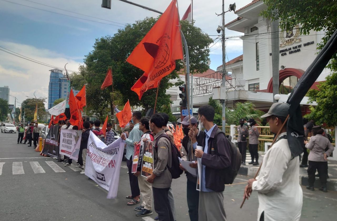 Usung 5 Tuntutan, Forum Mahasiswa dan Pelajar Peduli Palestina Gelar Aksi di Depan DPRD Surabaya