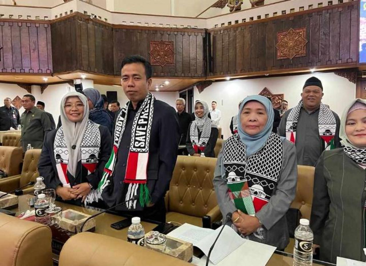 Sidang Paripurna, Fraksi PKB Jatim Kompak Kenakan Syal Save Palestine