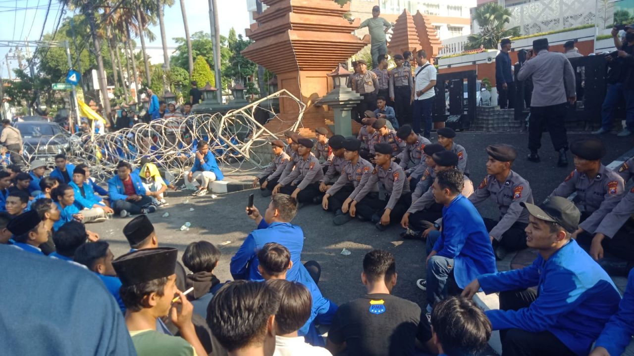 Usung Tujuh Pernyataan Sikap Terkait Tambang, Massa PMII Kepung DPRD Jatim