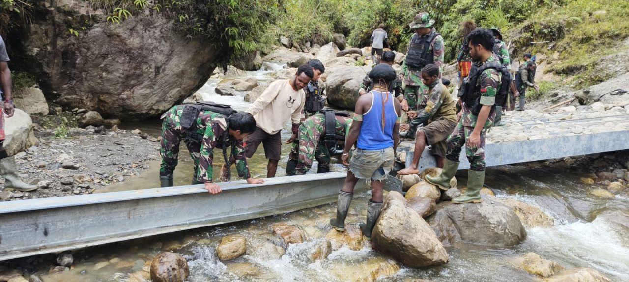 Satgas Yonif 433/JS Bangun Jembatan Penghubung Antar-Distrik di Papua