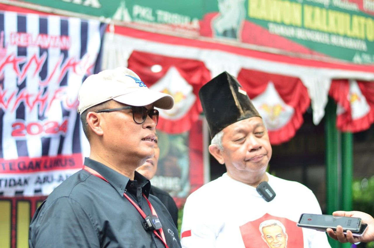 Sosialisasi Ganjar-Mahfud, SIBER Ajak Pengunjung Taman Bungkul Makan Sepuasnya Rawon Kalkulator