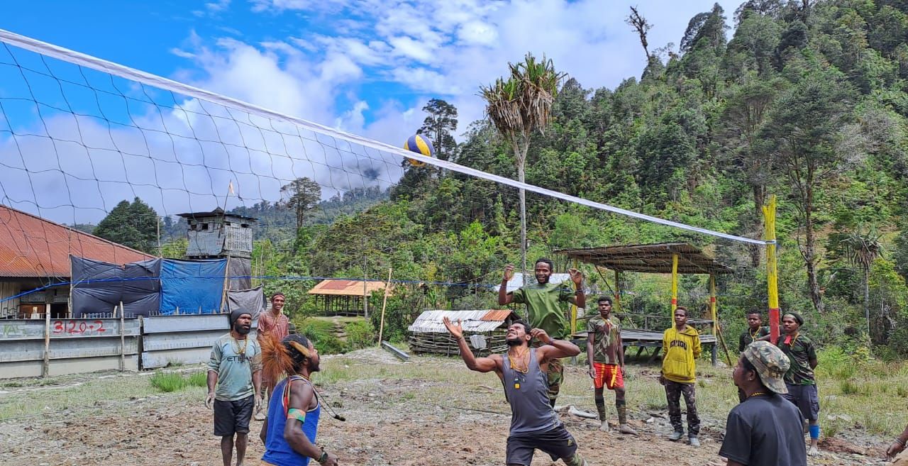 Yonif 433/JS Bangun Lapangan Voli untuk Masyarakat