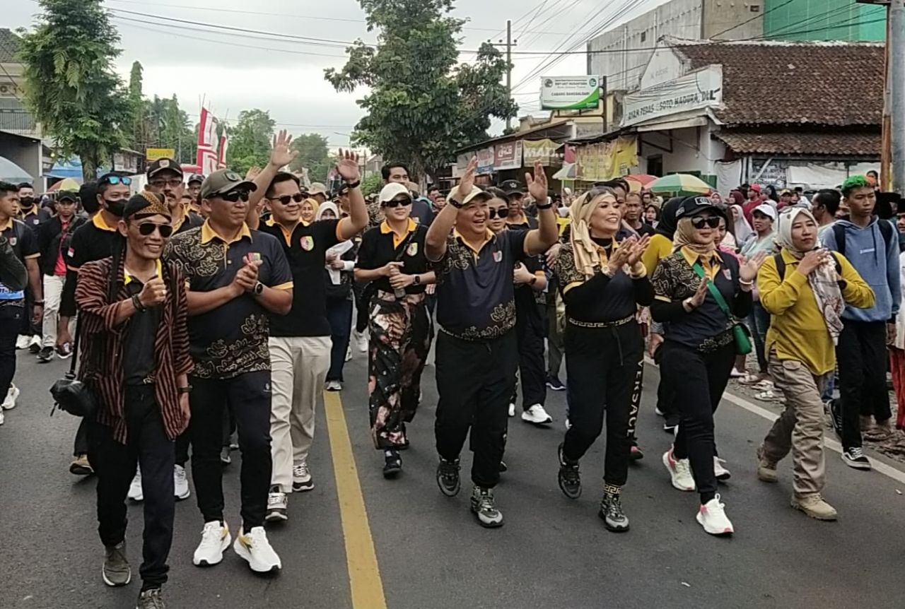Bupati Jember Ir H Hendy Siswanto ST IPU berjalan kaki ikuti Gerak Jalan Tajemtra 2023