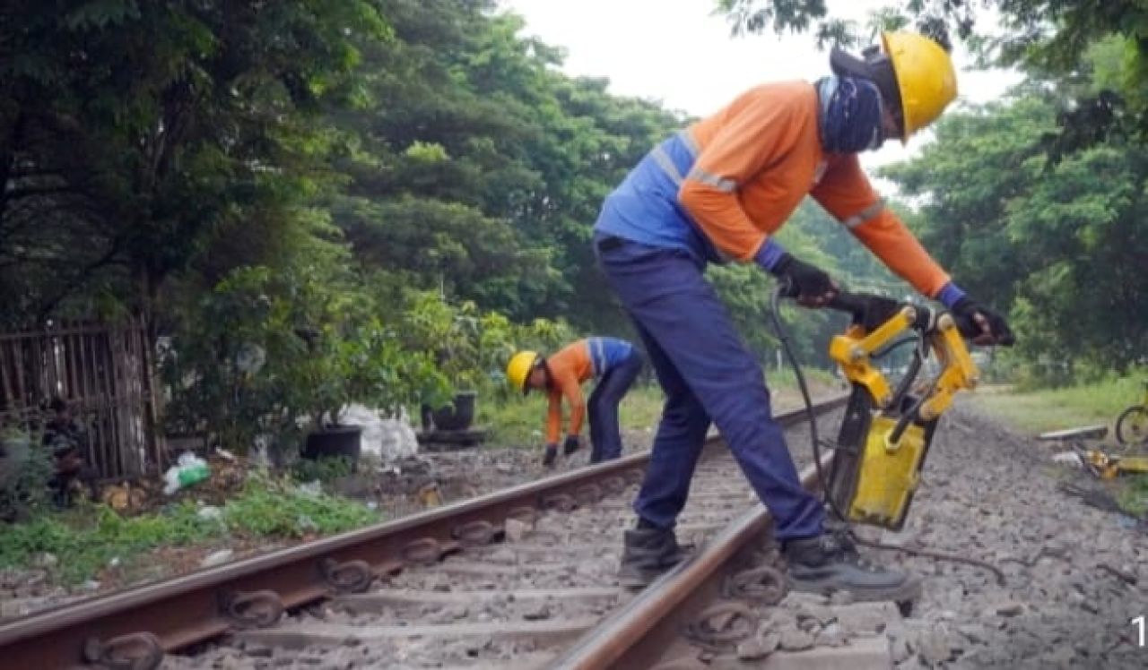 Jelang Nataru, PT KAI Daop 8 Surabaya Siap Lakukan Perawatan Rel KA