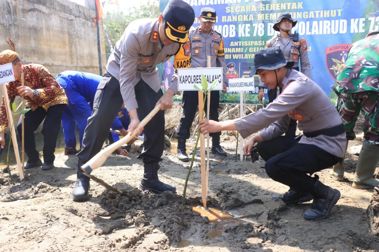 Polres Malang Peringati HUT Korps Brimob dan Polairud dengan Penanaman Bibit Mangrove di Pantai Wonogoro