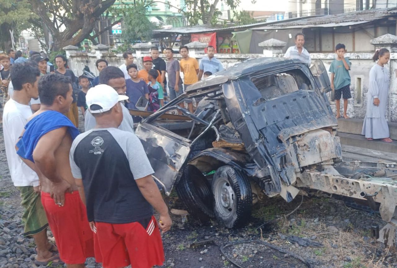 Mitsubishi L300 Pikap Remuk Tertabrak KA Banteng Cargo, Sopir Dan Kernet Selamat