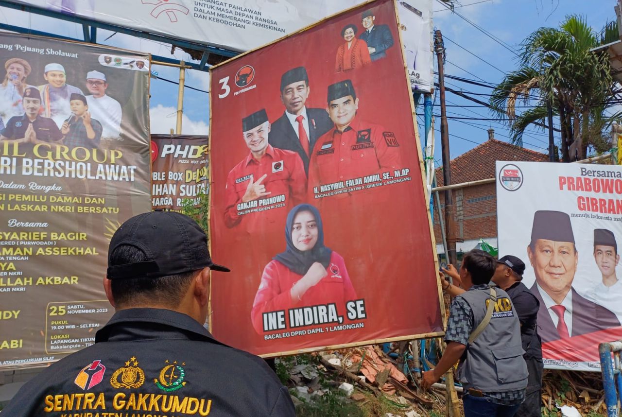 APK yang dinilai melanggar dilepas Bawaslukab, Panwascam dibantu Satpol PP. Tak ada kata toleransi. ZR