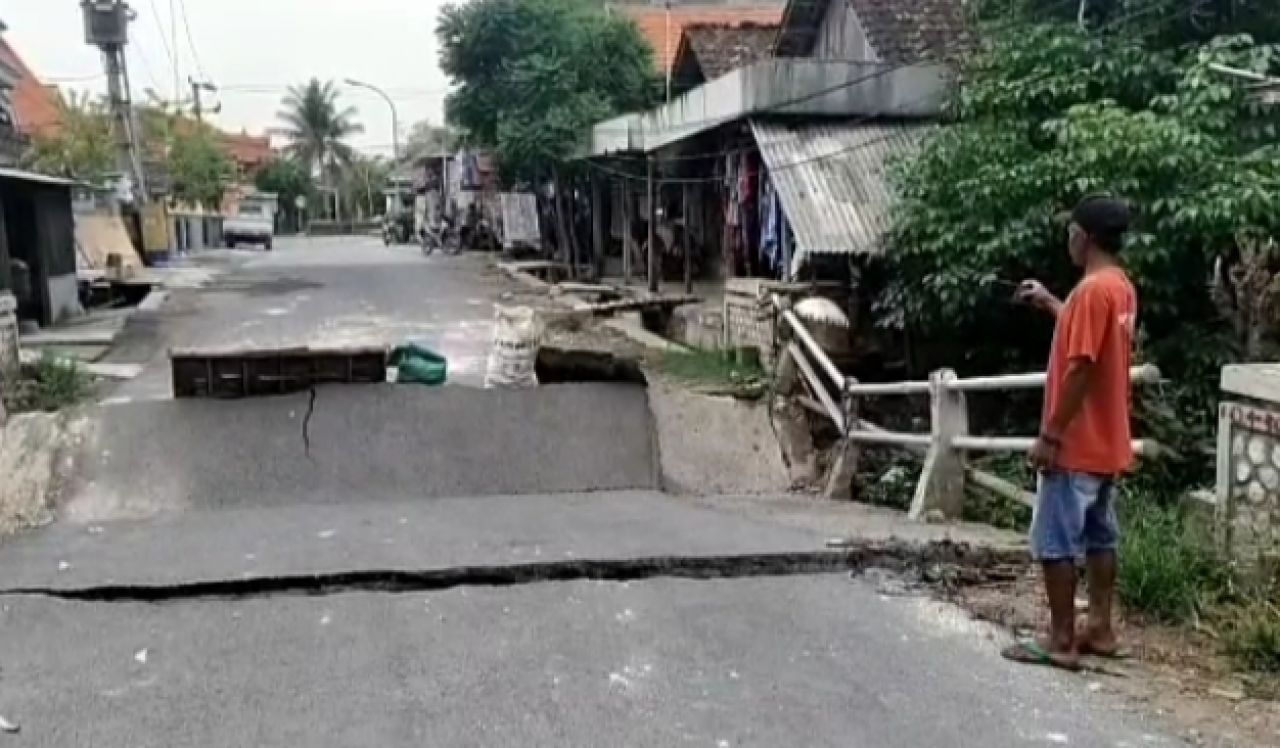 Jembatan Poros Kecamatan Kalitengah Putus, Warga Harus Pilih Jalan Alternatif