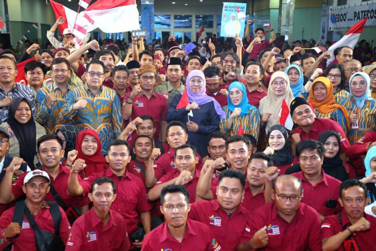 Khofifah Berikan Tali Asih Dan Serahkan Kartu BPJS Ketenagakerjaan Untuk Pilar Sosial Se Madura
