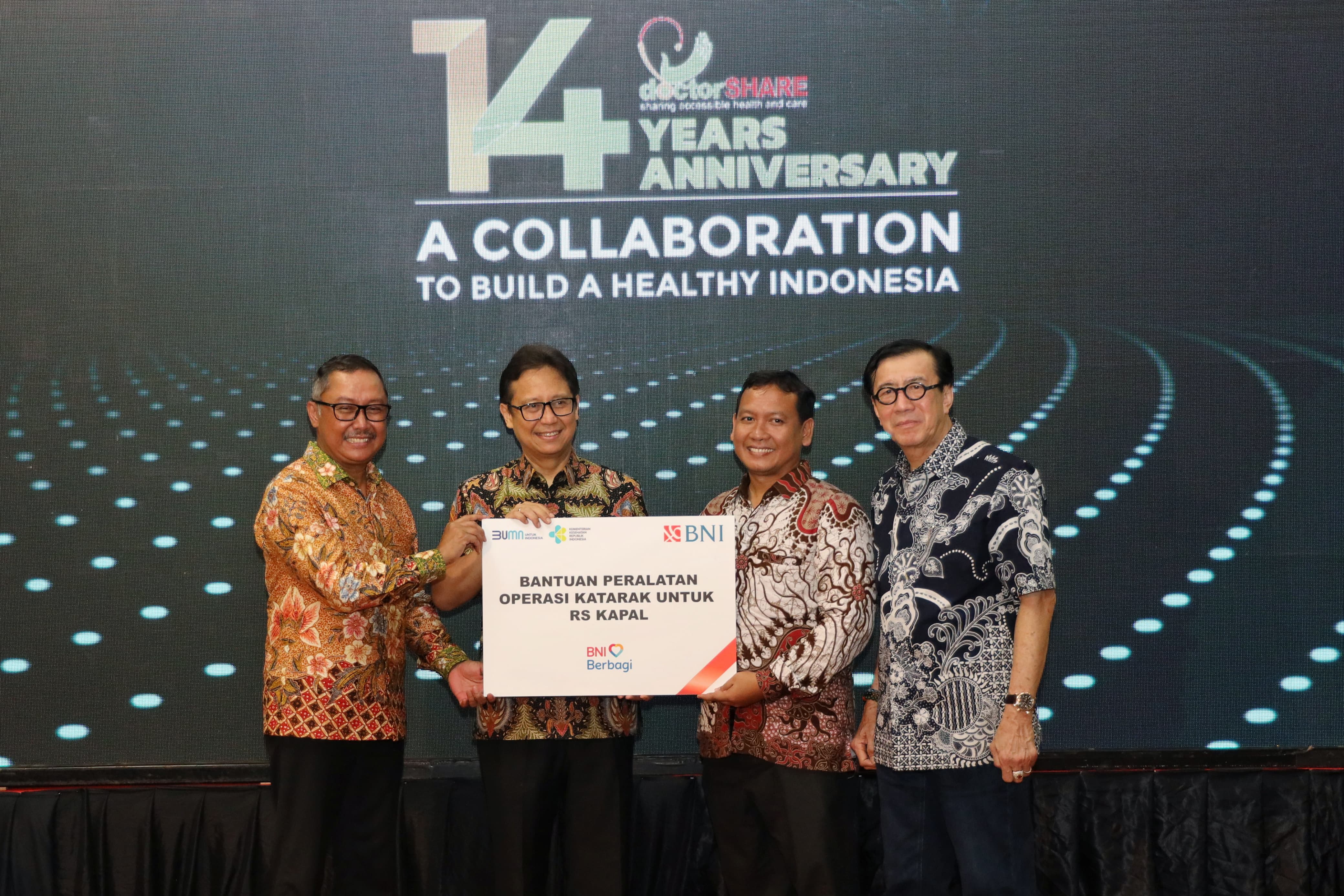 Muhammad  Iqbal Direktur Institutional Banking BNI  (kiri) dan Menteri Kesehatan Budi Gunadi Sadikin dan Menteri Hukum dan HAM Yasonna Laoly (paling Kanan) dalam penyerahan bantuan peralatan operasi Katarak