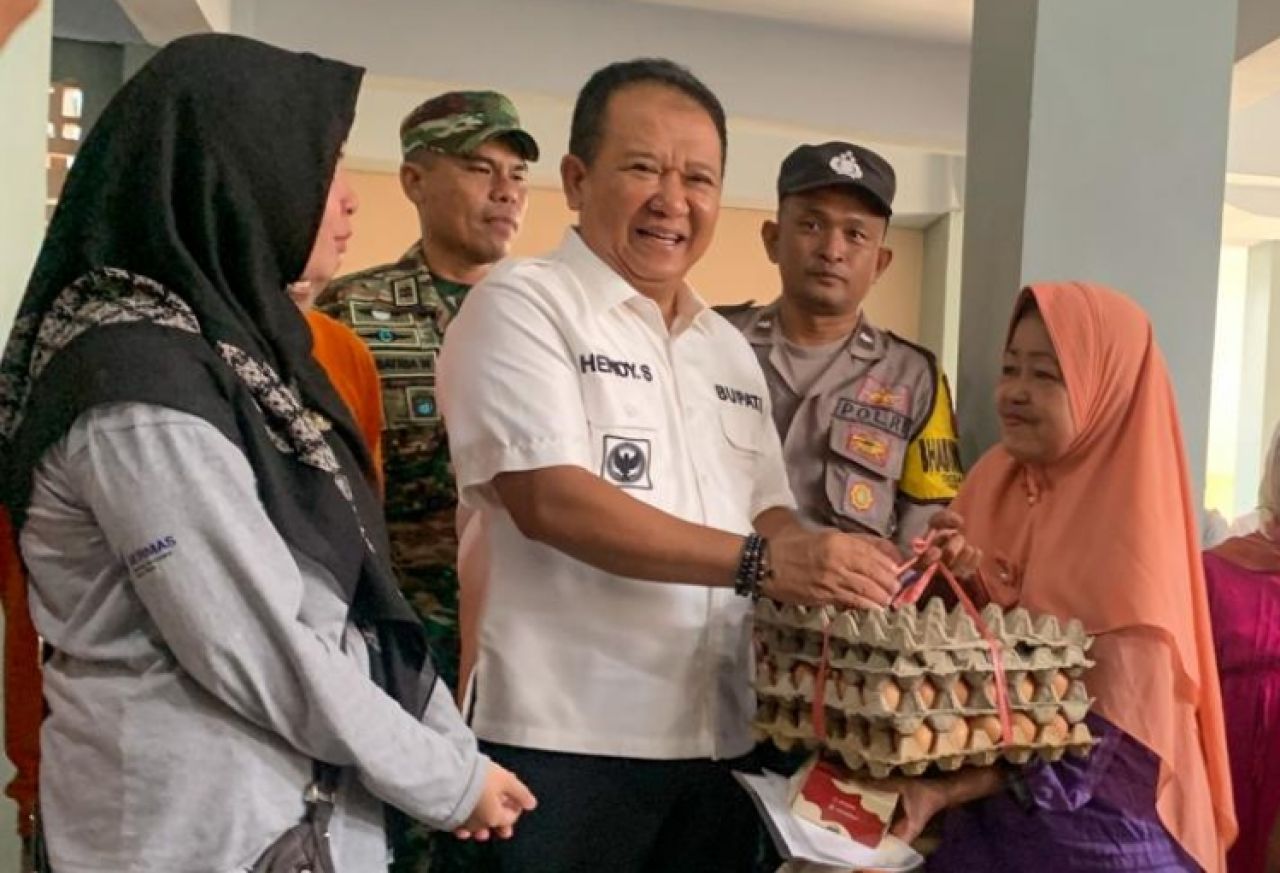 Bupati Jember Ir H Hendy Siswanto ST IPU saat membagikan bantuan telur