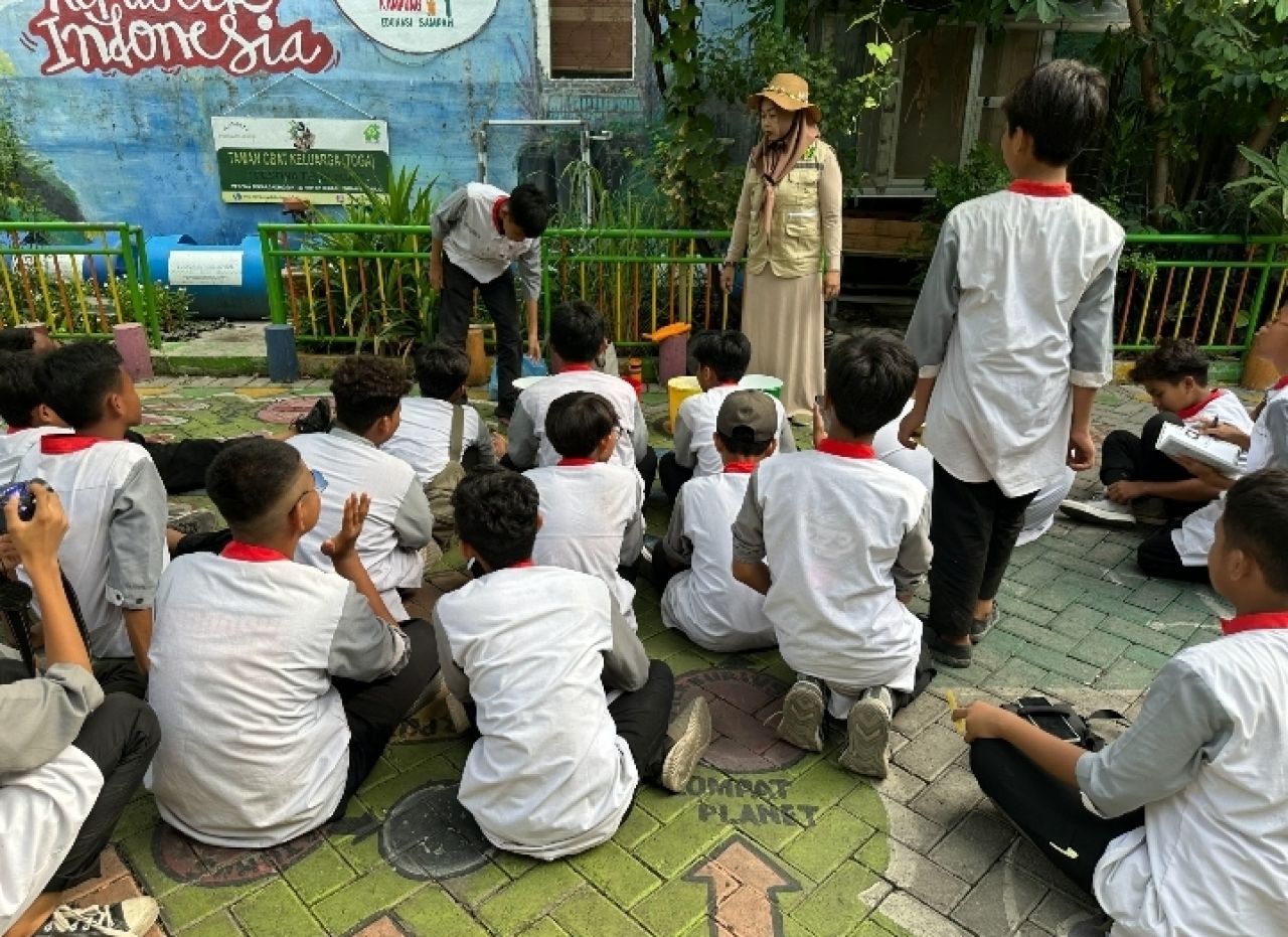Tumbuhkan Kesadaran Lingkungan, SMPIT Darul Fikri Datangi Kampung Edukasi Sampah