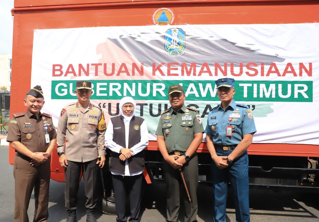 Khofifah Berangkatkan 81 Truk Bantuan Kemanusiaan Untuk Palestina