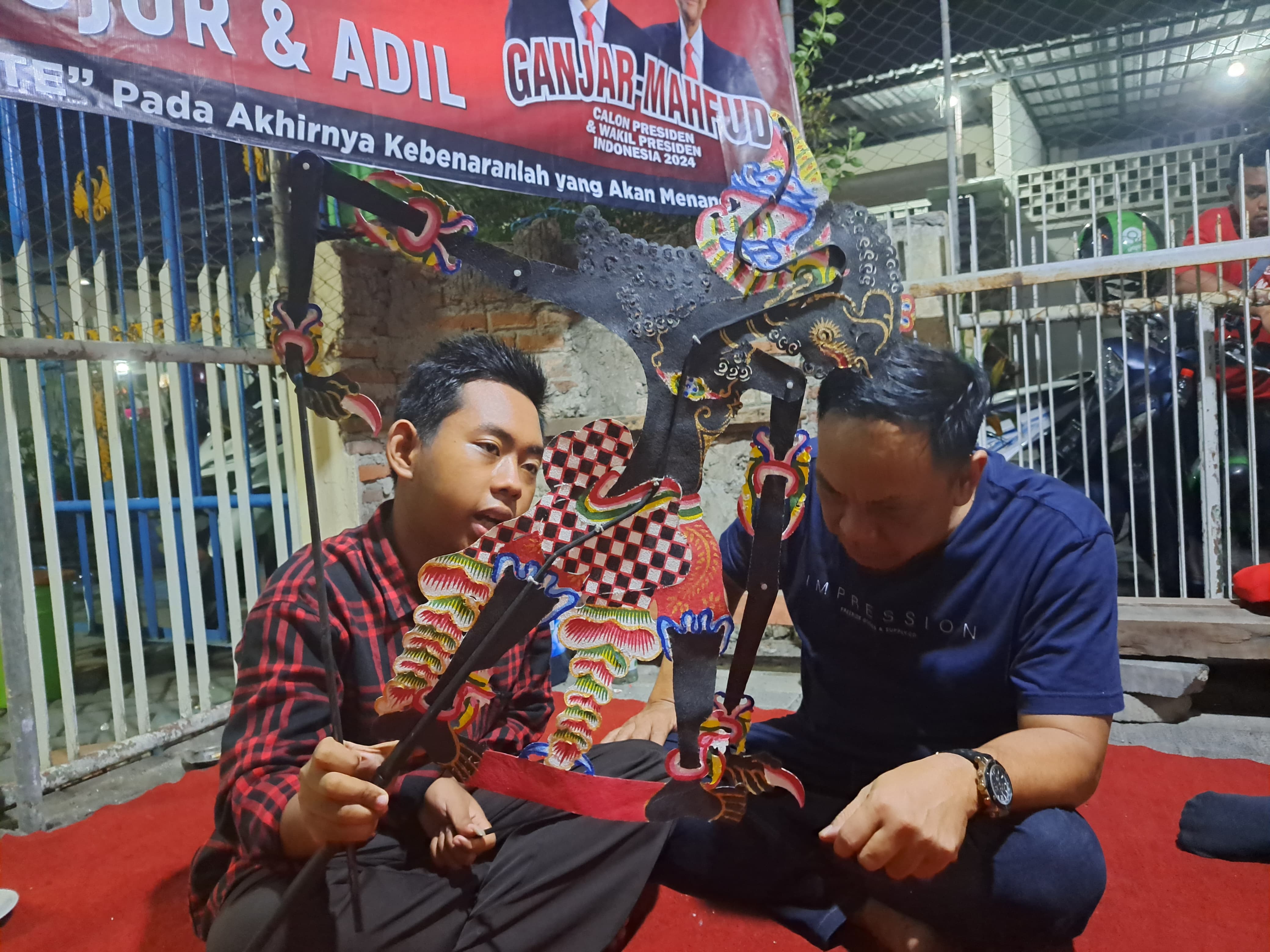 Nobar Debat Capres, Kepala Bappilu PDI Perjuangan Dikado Wayang Brotoseno