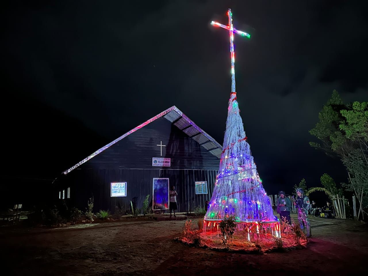 Malam Natal yang Bercahaya: Satgas Yonif 433 Membuat Pohon Natal dan Salib Terang di Distrik Mbua