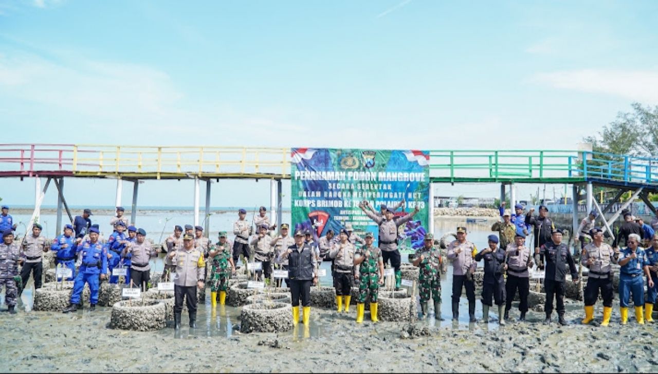 Bupati Lamongan Ikut Dampingi Polri Tanam 2.000 Pohon Mangrove untuk Restorasi Lingkungan