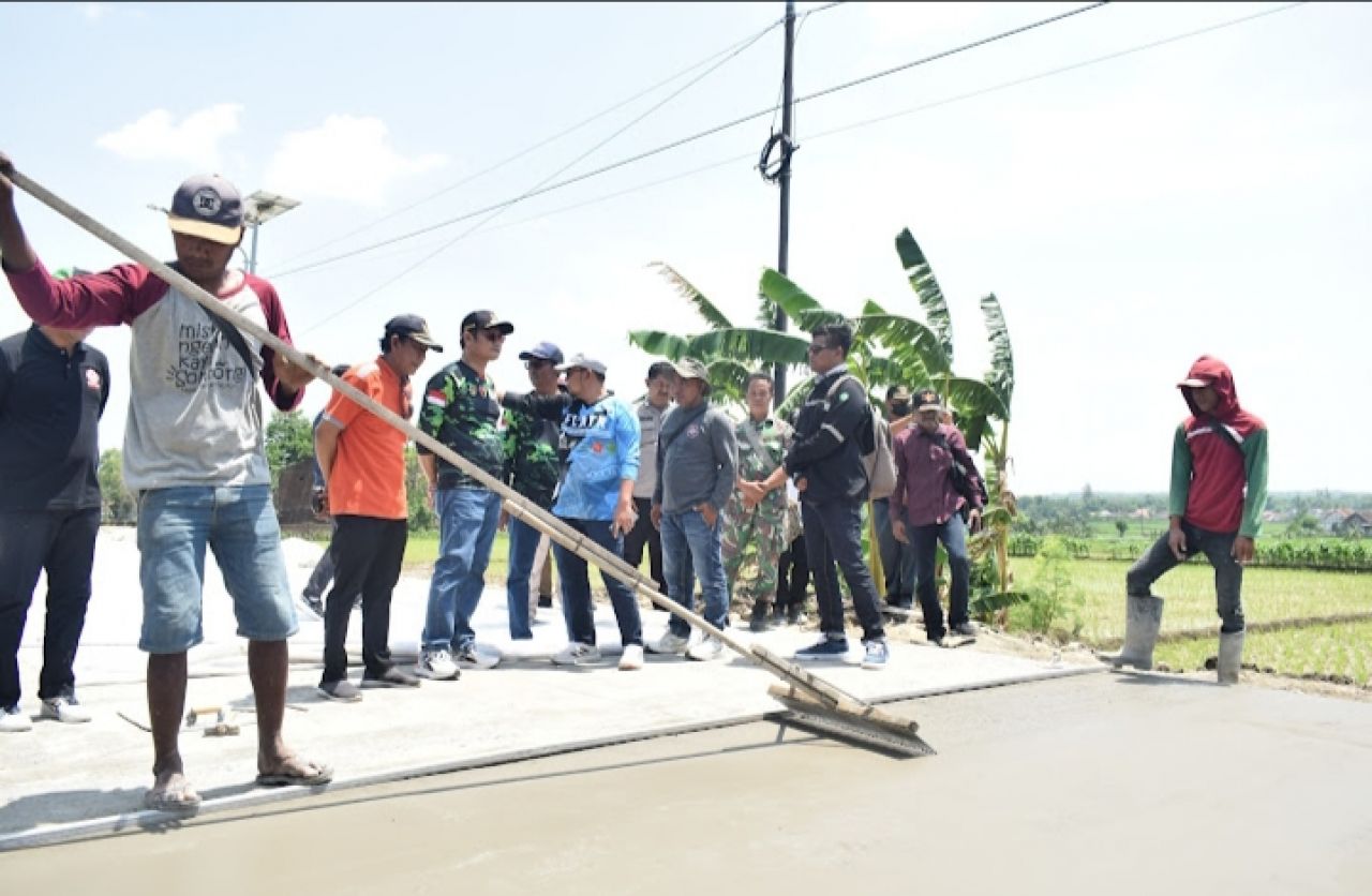 Bupati Yuhronur Tinjau Jalan, Pastikan Program JAMULA di Sukorame Terealisasi Tepat Waktu