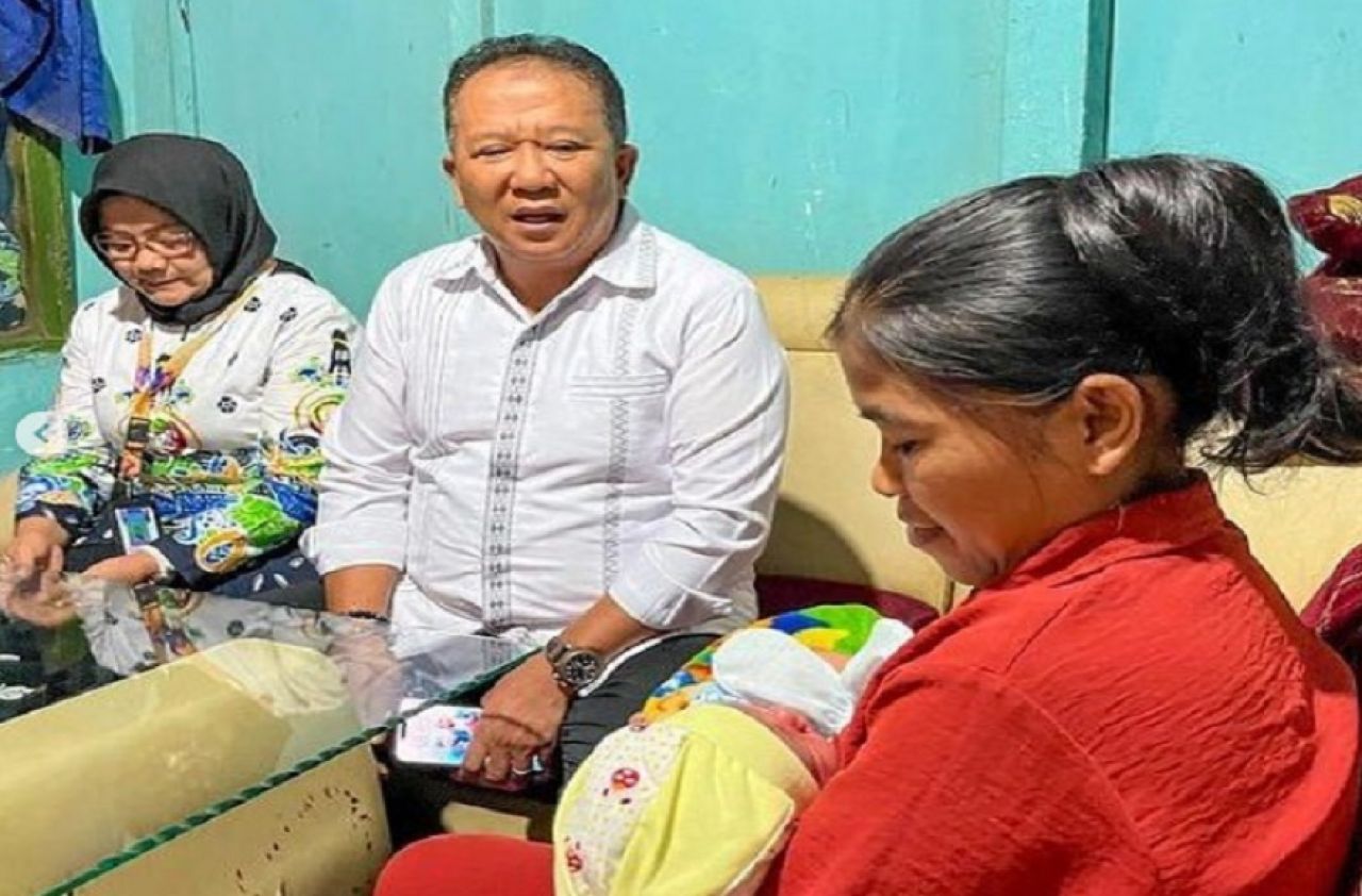 Hendy Kunjungi Warga Sumberbaru Jember Yang Viral Karena Melahirkan Di Tepi Jalan